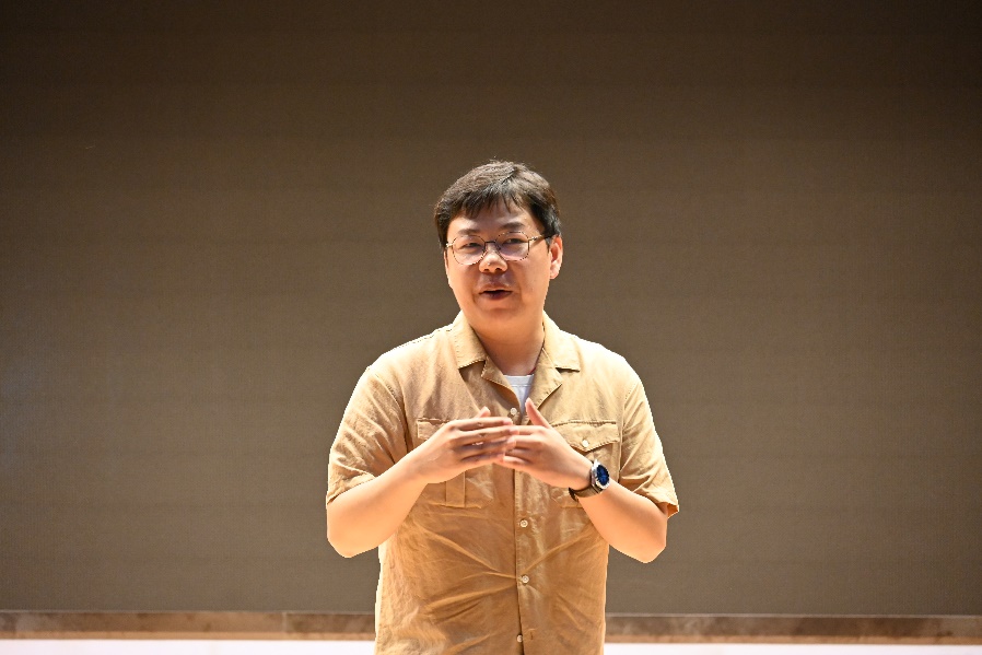 穿白色衣服的人AI 生成的内容可能不正确。