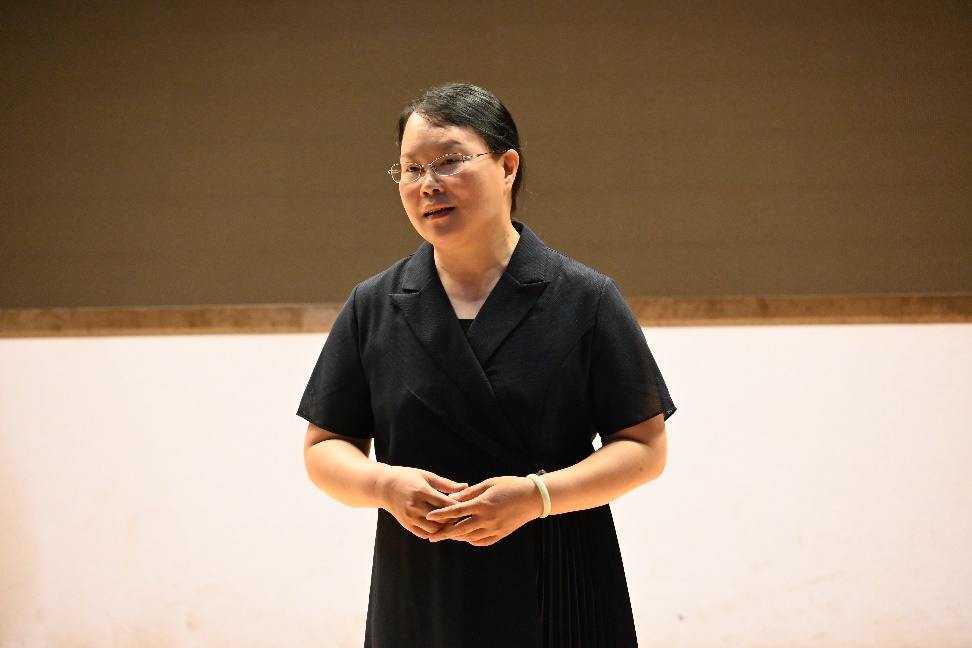 穿黑色衣服的人AI 生成的内容可能不正确。