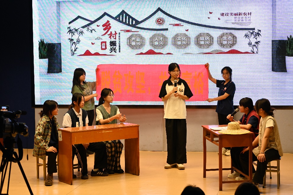 人们在看台上AI 生成的内容可能不正确。