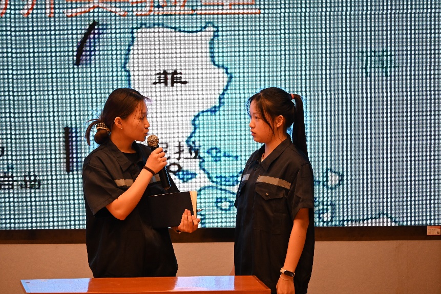 图片包含 人, 围栏, 体育, 站AI 生成的内容可能不正确。